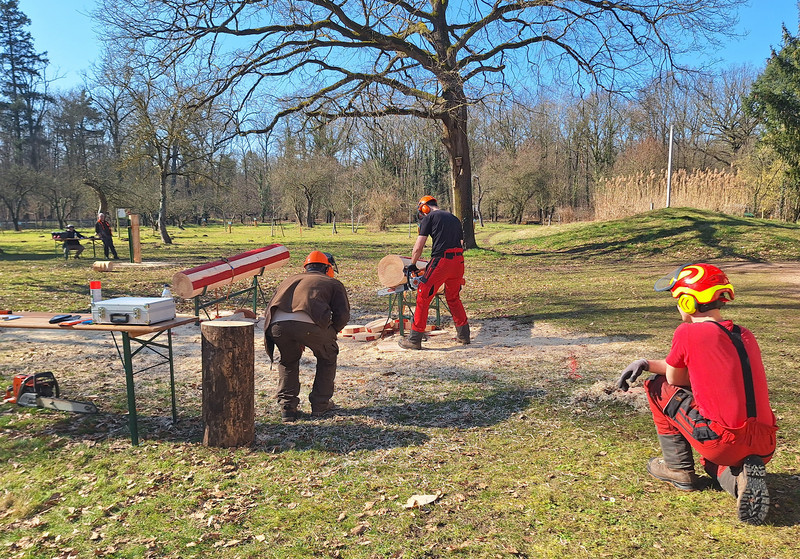 Auszubildende im praktischen Teil mit Wettkampfrichter